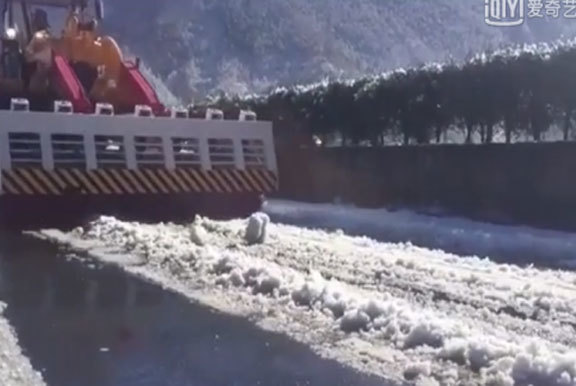 四川雅西高速公路雪獅在清理雪作業