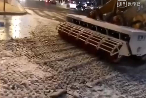 2019年平房區一消防栓路面跑水結冰雪獅清雪作業